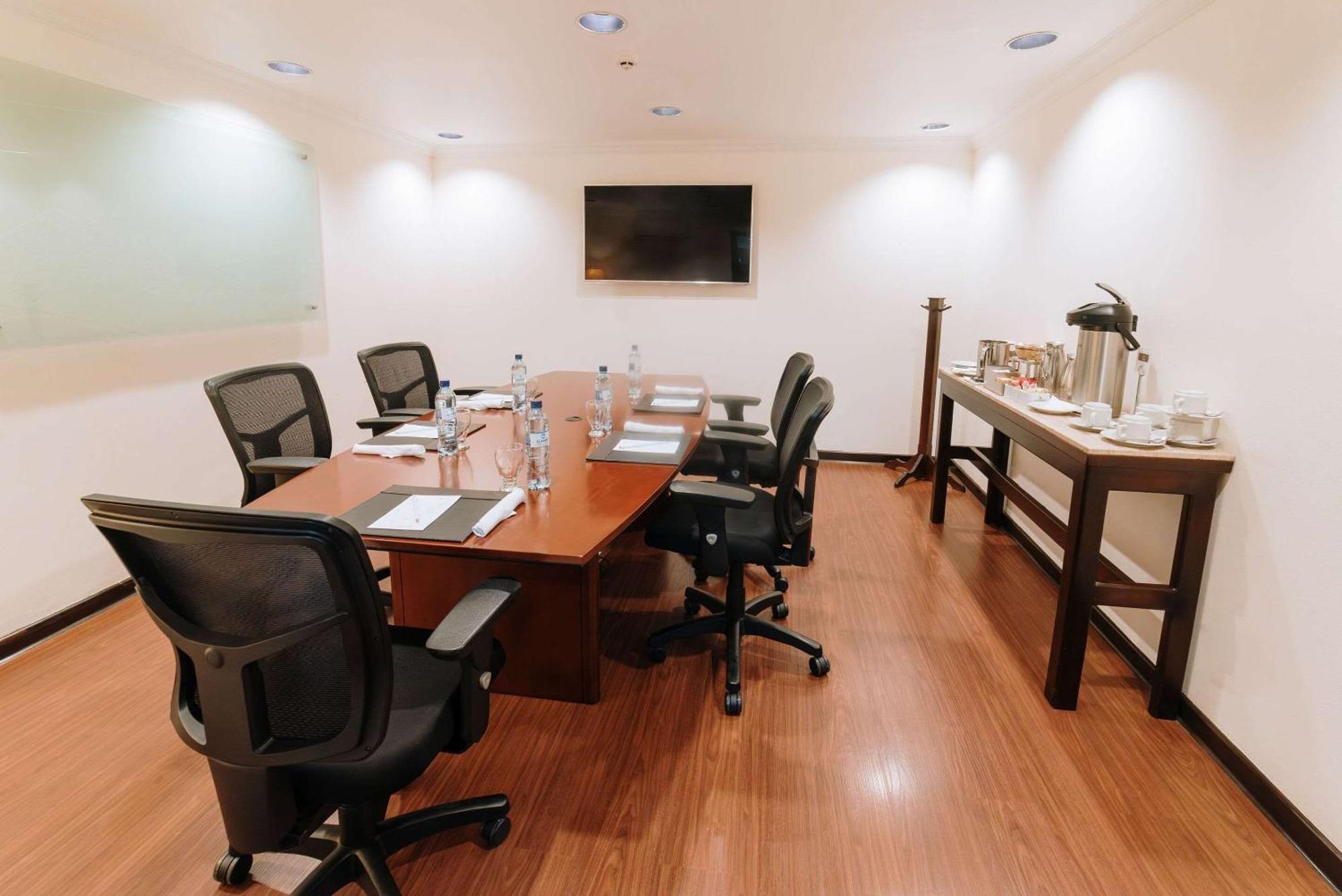 Clarion Suites Guatemala-Stadt Exterior foto A typical meeting room